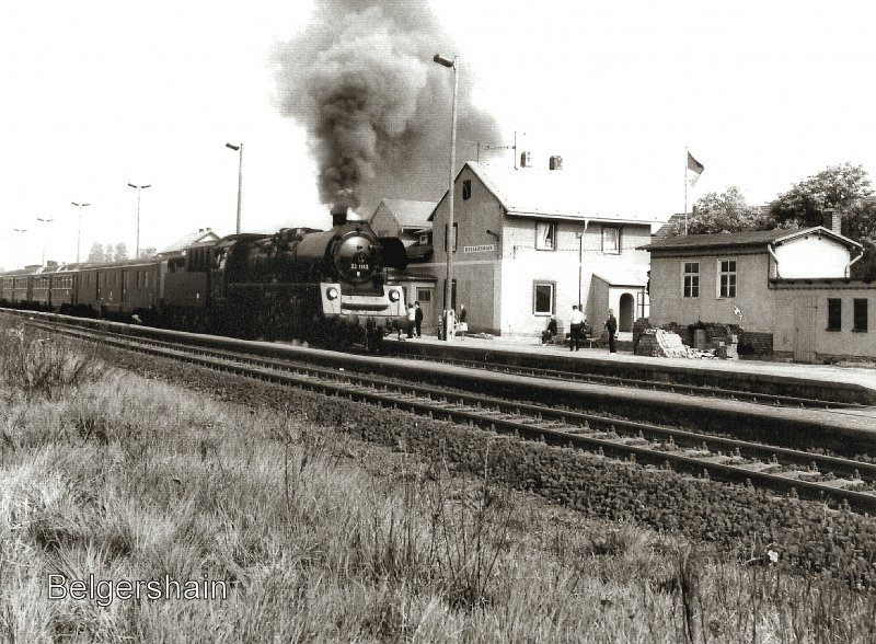 23 1113 in Belgershain an der Strecke Leipzig - Geithain, um 1986, ORWO-Foto gescannt.