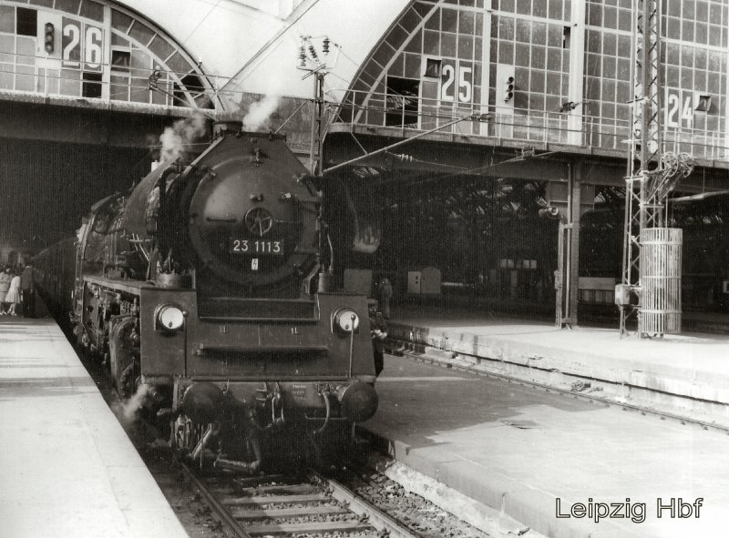 23 1113 der Deutschen Reichsbahn vor Sonderzug in Leipzig Hbf, um 1985