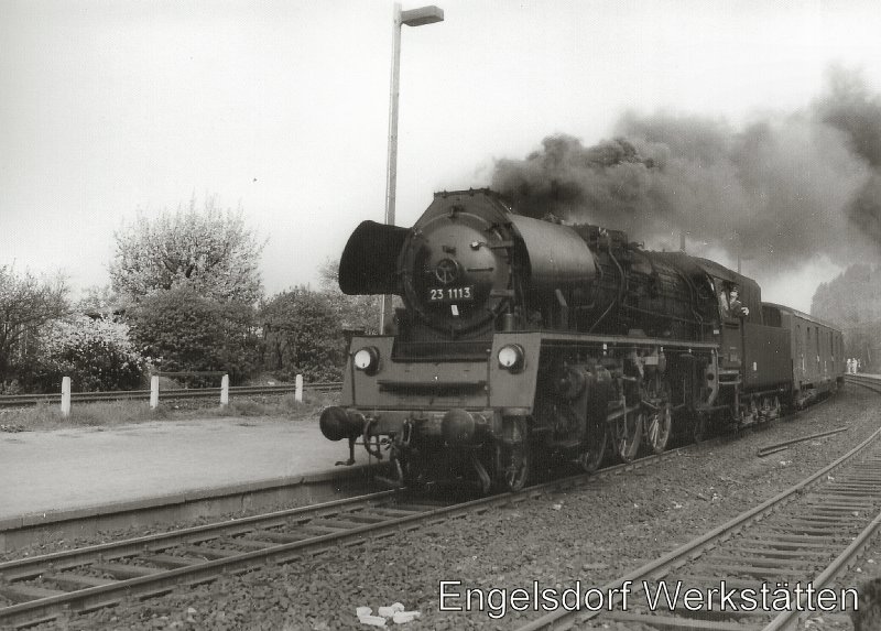 23 1113 vor Sonderzug Leipzig-Geithain bei Durchfahrt Hp. Engelsdorf Werksttten, um 1986