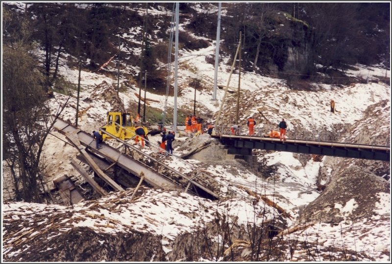 23 Jahre spter war das Schicksal der Kipfenbrcke besiegelt. Nachdem sie Jahrzehnte ihren Dienst versah, wurde sie im Frhjahr 1999 von einer mchtigen Lawine fortgerissen. Hier sieht man auch die neue Brcke, die in der Zwischenzeit aber bereits wieder durch eine Neukonstruktion weiter Talabwrts ersetzt wurde. (Archiv 05/99)
