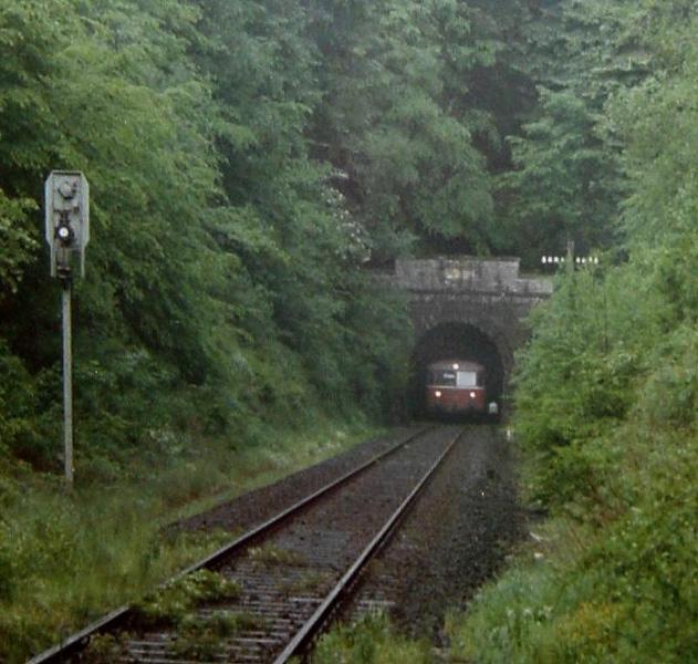 (2/3) Schienenbus Richtung Wetzlar bei der Ausfahrt aus dem Hasselborner Tunnel, 1. Hlfte der 1980iger Jahre.