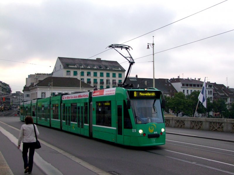 230 ist als Linie 8 Frhmorgens um 7:12 auf der mittleren Rheinbrcke unterwegs; 080901