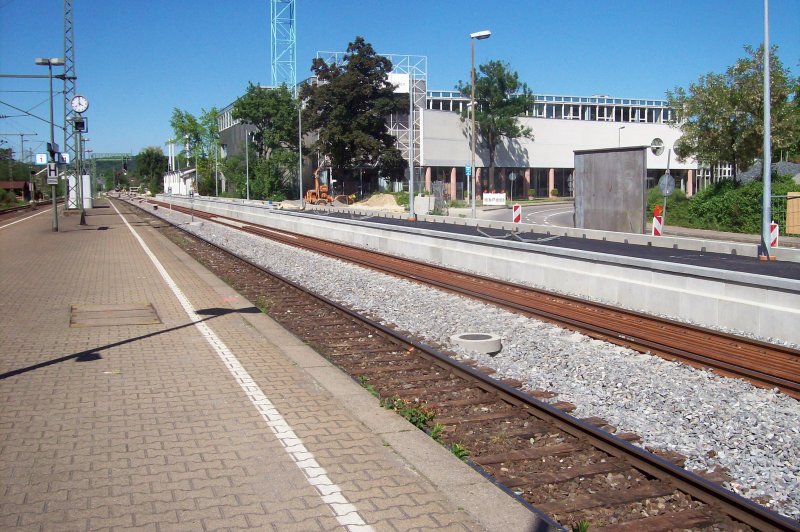 23.05.2008 - Bahnhof Wendlingen(Neckar) - Bahnsteig der knftigen S1 in Blickrichtung Plochingen. Solangsam gehen die Bauarbeiten voran, jedoch wurde z.B. am Bahnhof Wernau noch rein garnichts gemacht. Was mir nur aufgefallen ist, warum ist die Bahnsteigkante vorne hher? Kann mir das einer erklren?