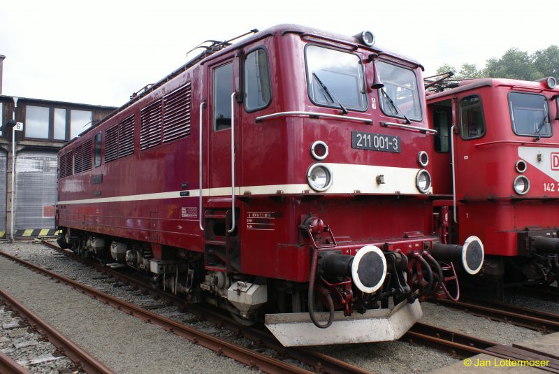 23.08.2008. Br 211 001-3_1 vor dem 22 st�ndigen Ringlokschuppen, im Bahnbetriebswerk Lu.-Wittenberg (F�rderverein BERLIN-ANHALTISCHE EISENBAHN). Aufgenommen am ersten Bahnaktionstag (23.und 24.8.2008).