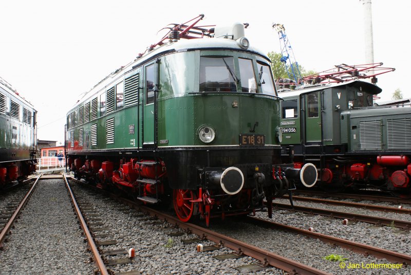 23.08.2008. Br E18 31 vor dem 22 stndigen Ringlokschuppen, im Bahnbetriebswerk Lu.-Wittenberg (Frderverein BERLIN-ANHALTISCHE EISENBAHN). Aufgenommen am ersten Bahnaktionstag (23.und 24.8.2008).