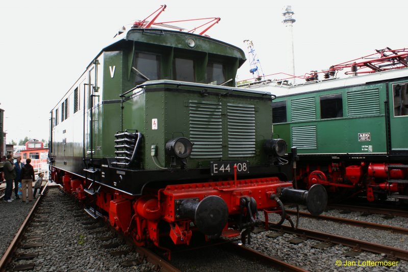 23.08.2008. Br E44 108 vor dem 22 stndigen Ringlokschuppen, im Bahnbetriebswerk Lu.-Wittenberg (Frderverein BERLIN-ANHALTISCHE EISENBAHN). Aufgenommen am ersten Bahnaktionstag (23.und 24.8.2008).