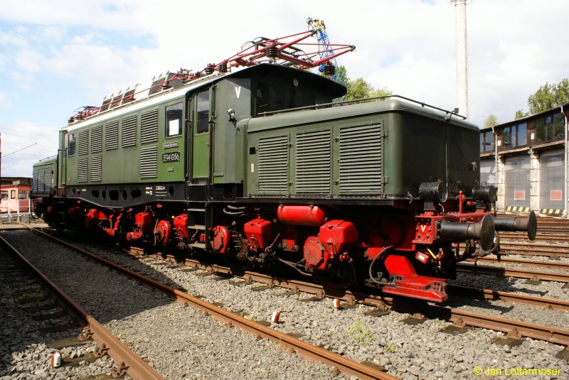 23.08.2008. Br E94 056 vor dem 22 stndigen Ringlokschuppen, im Bahnbetriebswerk Lu.-Wittenberg (Frderverein BERLIN-ANHALTISCHE EISENBAHN). Aufgenommen am ersten Bahnaktionstag (23.und 24.8.2008).