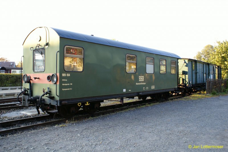 23.09.2007: Ein Hilfszug der HSB. Zu sehen der Mannschaftswagen 909-104. Aufgenommen im Bw-Westerntor in Werningerode