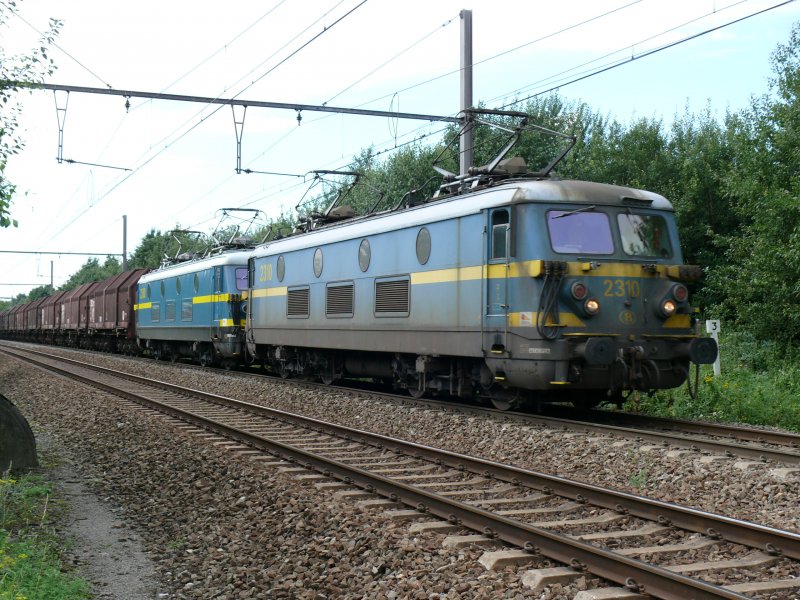 2310 und 2380 ziehen einen schweren Gterzug von Vis kommend in Richtung Montzen (Linie 24). Aufgenommen am 11/08/2008 bei Warsage.