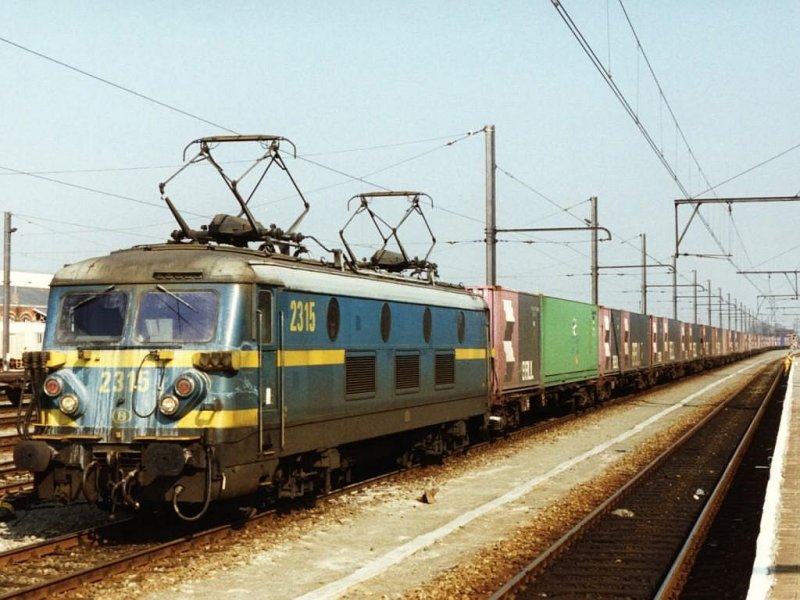 2315 mit Gterzug 42911 Maasvlakte-Milano auf Bahnhof Essen am 3-4-1996. Bild und scan: Date Jan de Vries.