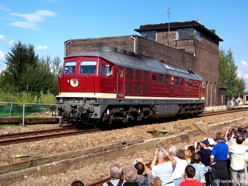 232 004-2 der Leipziger Eisenbahngesellschaft (LEG) fhrt bei der Lokparade, des 17. Heizhausfestes des Bw Chemnitz Hilbersdorf am 25.08.2007, an den Fotografen vorbei.