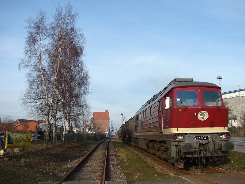 232 004 der LEG beim Rangieren auf der Hafenbahn Stralsund. (11.01.09)