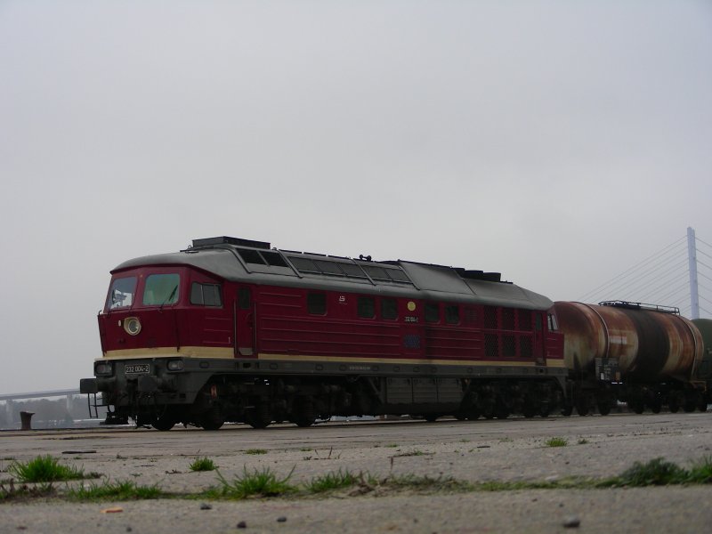 232 004 im Stralsunder Stadthafen am 15.12.08