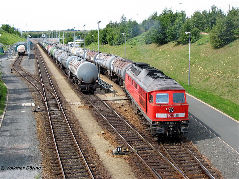 232 005 mit einem Zug Kesselwagen bei Ausfahrt aus Rhsa
