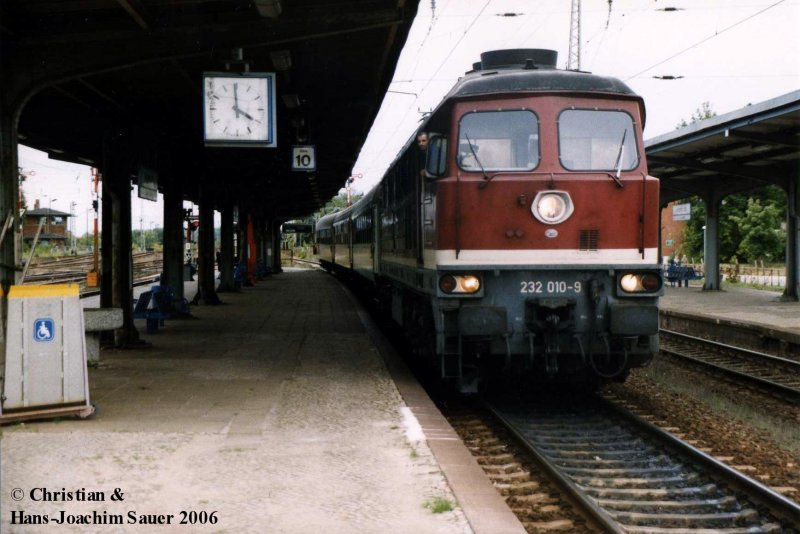 232 010-9 mit polnischen Wagen 1999 in Angerm�nde.