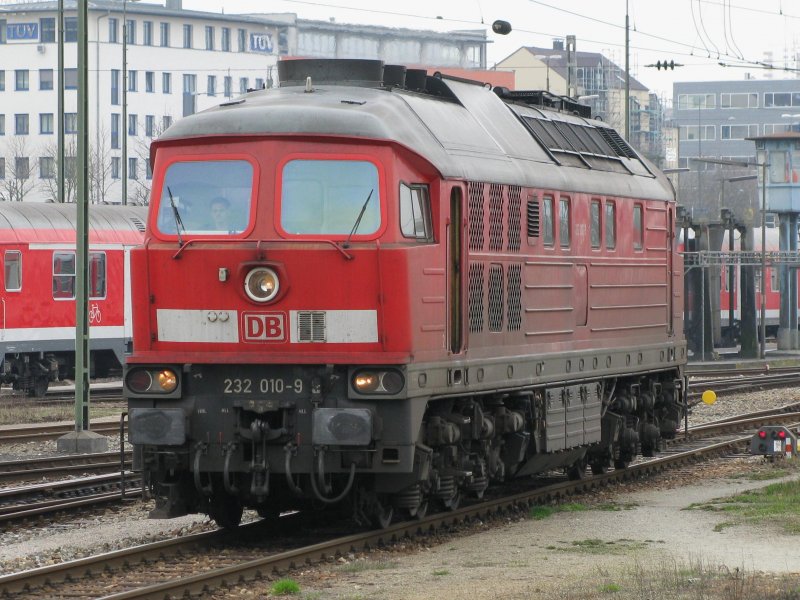 232 010 am 1.4.2008 in Regensburg.
