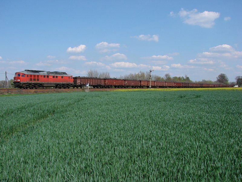 232 024-0 am 27.04.2008 mit einem Kohlegterzug in Richtung Hoyerswerda in Horka am Abzweig Srichen