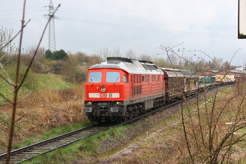 232 030 mit G�terzug. 04/2007