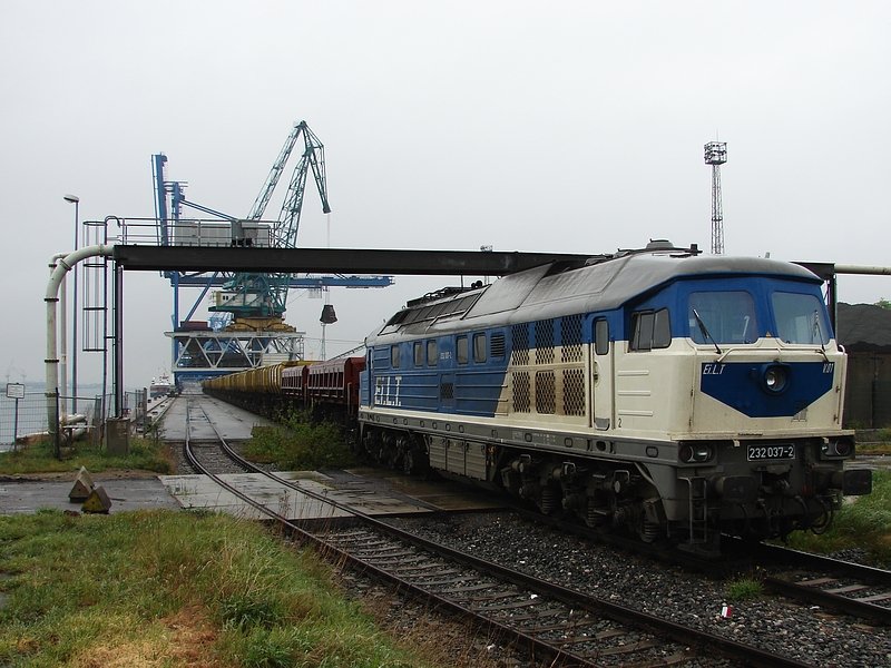 232 037 der Ei.L.T steht mit einem Kieszug am 11.05.07 im Bereich des Rostocker berseehafens. 