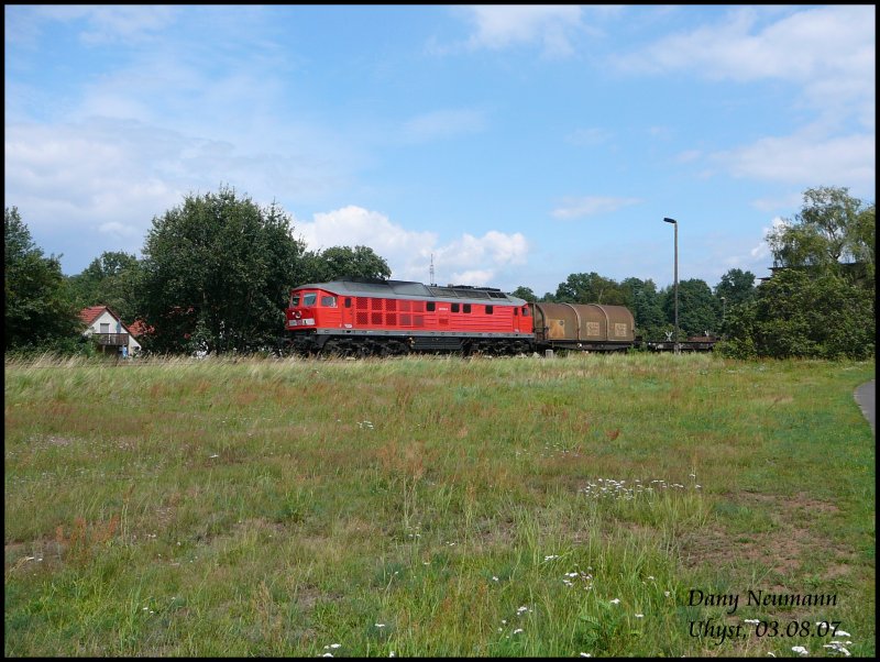 232 043 mit gemischtem Gterzug kurz vor dem Bahnhof Uhyst. Aufgenommen am 03.08.07.