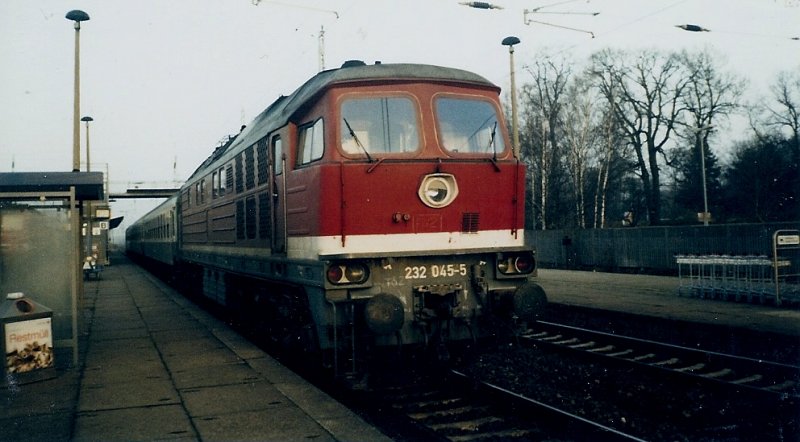 232 045 im Dezember 1997 an einem frhen Morgen mit der Regionalbahn nach Lubmin Pbf( bekannt durch das KKW)in Greifswald.