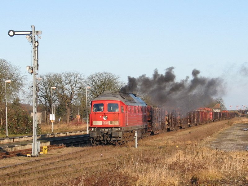 232 055-4 startet in Malchow den Motor. 04.12.2007