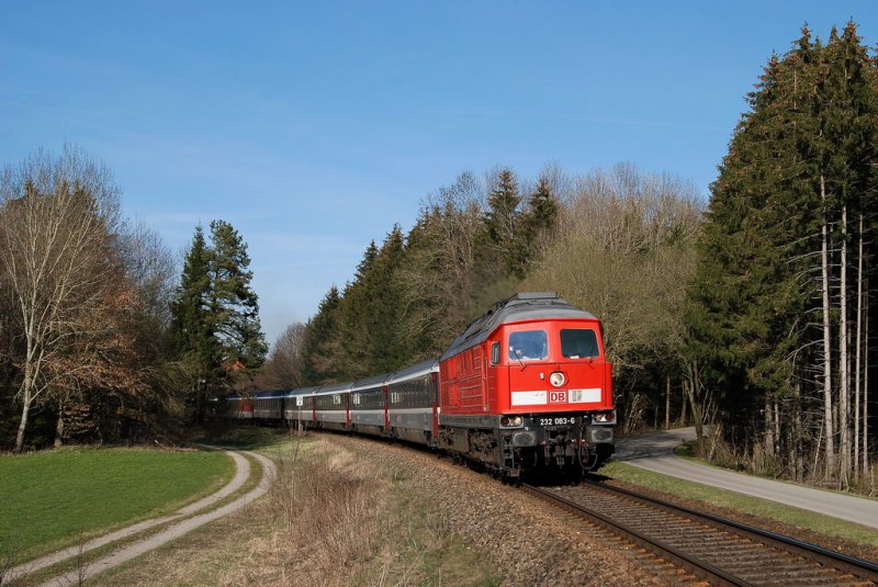 232 083 mit EC 192 bei Stetten (05.04.2007)