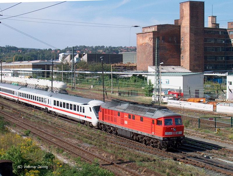 232 083 vor InterCity mit Steuerwagen Gattung Bimdzf in Dresden-Altstadt - 17.08.2004
