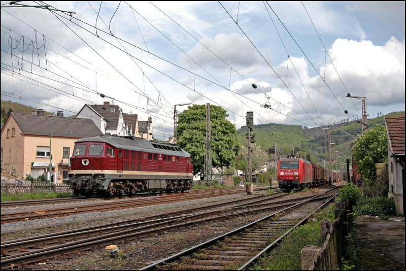 232 088 ist brummt durch Hohenlimburg Richtung Hagen. Auf dem Nebengleis wartet die 145 046 mit dem Coilzug auf die Abfahrt Richtung Hagen. (02.05.2008)
