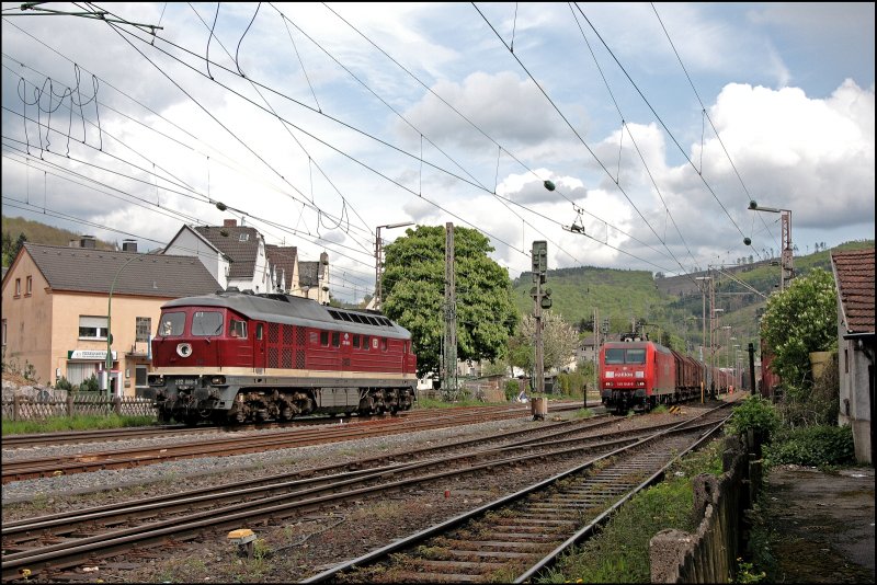 232 088 ist brummt durch Hohenlimburg Richtung Hagen. Auf dem Nebengleis wartet die 145 046 mit dem Coilzug auf die Abfahrt Richtung Hagen. (02.05.2008)
