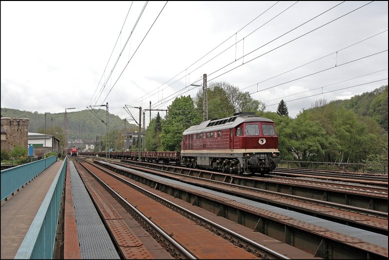 232 088 der Efw ist mit einem Flachwagenzug aus dem Ruhrgebiet ins Sauerland unterwegs. Hier bei Hohenlimburg wird der Zug auf den Chip gebannt. (02.05.2008)
