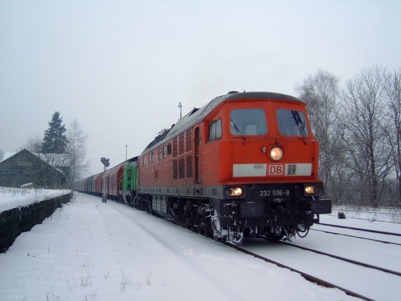232 096-8 am 03.03.05 mit erheblicher Versptung in Vorwohle
Zuglok ist v100.01 der Ilmebahn. Foto ist fahrplanmssig nicht 
zu fotografieren.Zug verkehrt z.Zt. bei vlliger Dunkelheit. 
Der Winter hat auch gute Seiten (fr den Fotografen)