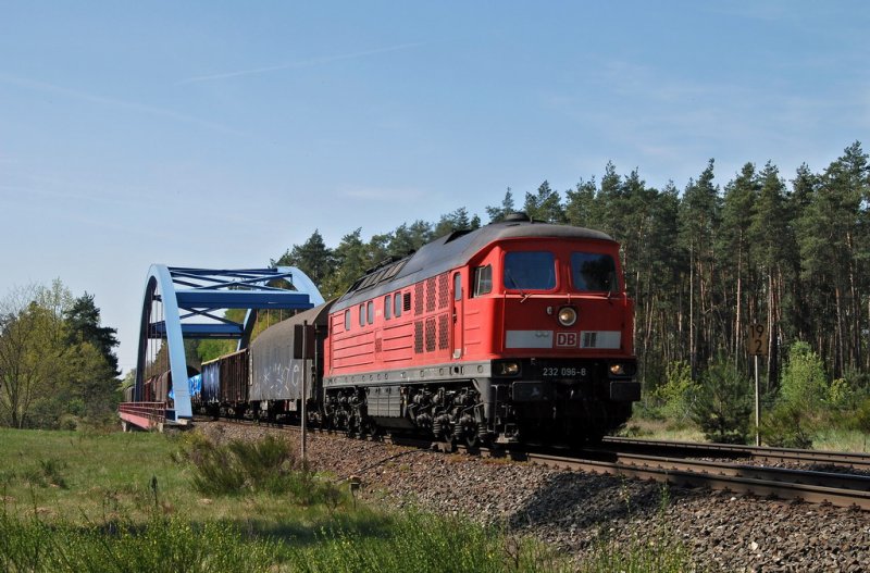 232 096 mit FE 44321 bei Neunkirchen am Sand (21.04.2007)