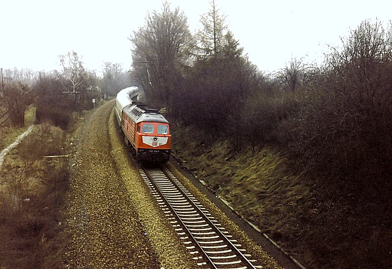 232 104-0 war am 23.02.1998 mit IR 2052 (Grlitz-Dresden Hbf)unterwegs. Hier kurz nach der Abfahrt in Grlitz. Heute liegt hier ein zweites Gleis.