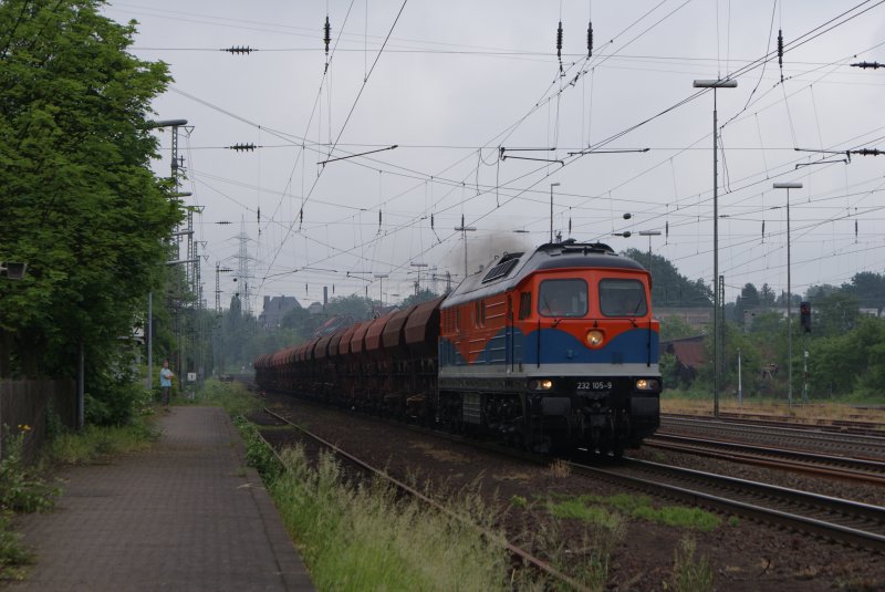 232 105-9 NBE mit einem Kies/Schotterzug am 17.05.2008 in Solingen Hbf