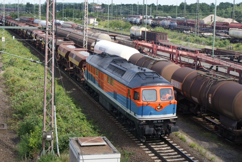 232 105-9 der Nordbayerischen Eisenbahn beim verlassen des Seelzer Rbf.mit einem langen Schotterzug.
