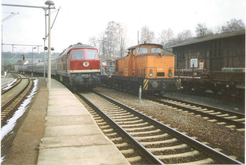 232 112 mit ihrem Regionalexpress Richtung Kassel Wilhelmshhe im Bahnhof Ahrenshausen, daneben 345 095-4 mit einem Bauzug fr Oberleitungsbauarbeiten. Witter 1993/94. Foto-Scan.