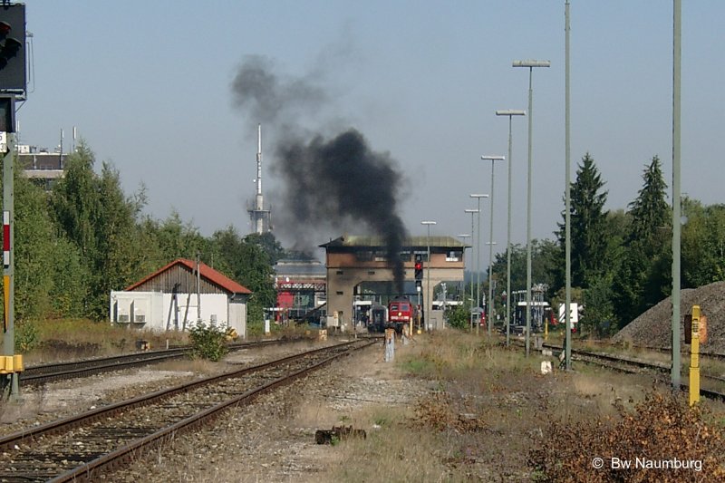 232 122  21.09.2006 Bahnhof Memmingen. Im Gegensatz zu DB-Regio darf Cargo scheinbar noch rauchen! Leider lie sich auf die groe Entfernung nicht klren, ob die Lok oder der Lokfhrer starker Raucher ist ;-)))