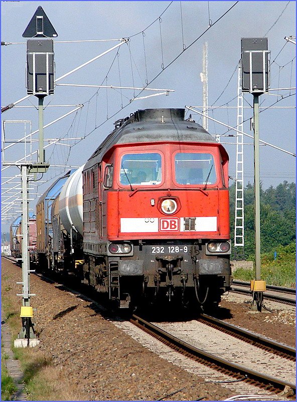 232 128-9 vor FE45429 aus Rostock Seehafen. Stralsund am 23.07.2007 