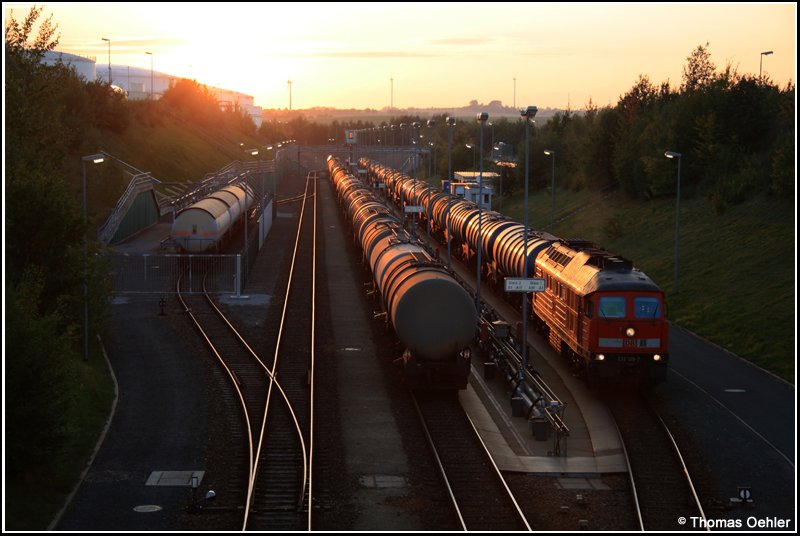 232 129 und ihr Kesselwagenzug gl�nzen am Abend des 24.09.07 im Licht der untergehenden Sonne im Tanklager Rh�sa. Hinweis: Das Bild zeigt zwar Werksgel�nde, entstand aber von der frei zug�nglichen �ffentlichen Stra�enbr�cke aus.