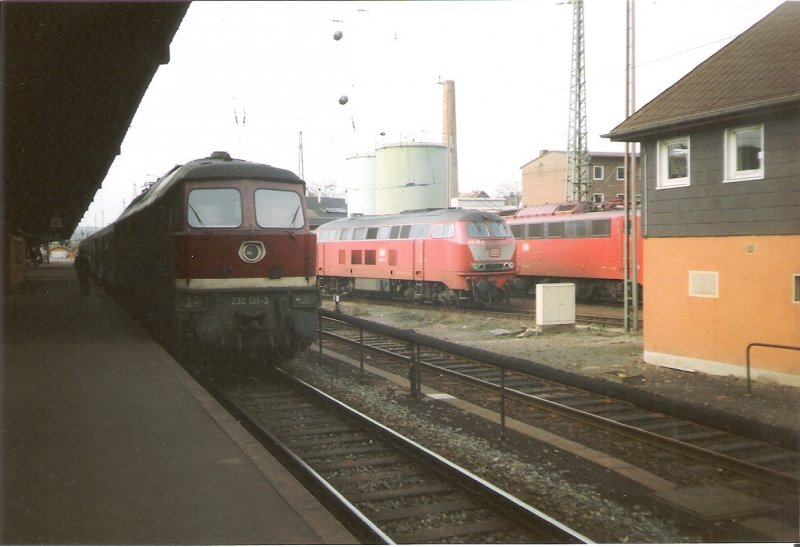 232 131-3 im Bahnhof Bebra mit einem Regionalzug Richtung Eisenach. Herbst 1993. Foto Scan.