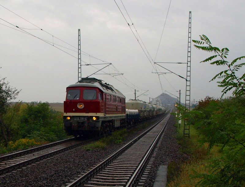 232 158 rollt am 30.9.08 bei miesem Wetter mit dem Zementpendel aus Deuna in Teutschenthal- Ost vorbei. 