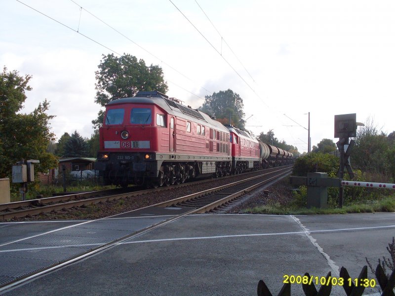 232 165-1 mit einer 233 als Wagenlok Hhe Peine am 04.10.2008