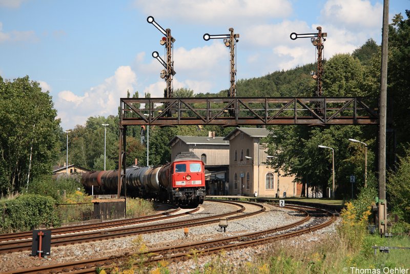 232 182 wartete am 24.08.07 mit dem Kesselleerzug aus Rh�sa vor der Ro�weiner Signalbr�cke um die RB durchzulassen. Soeben hat sie Hp2 Richtung D�beln erhalten und wird sich gleich in Bewegung setzen.
