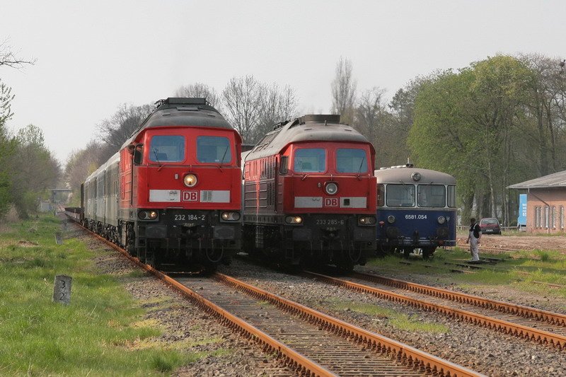 232 184-2 und 233 285-6 mit 2 Panzerzgen in Hagenow. Im Hintergrund der Schienenbus der WEMEG. 24.04.2008