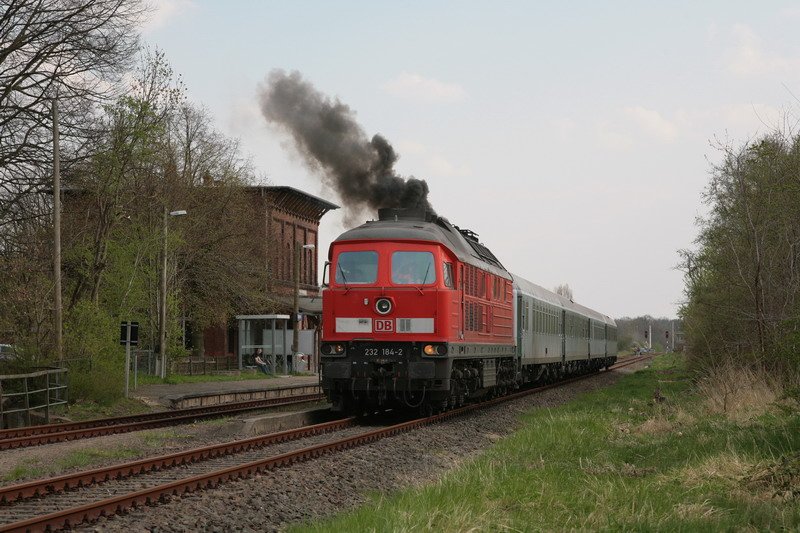232 184-2 startet gerade den Motor in Hagenow um weiter zur Bundeswehr zu fahren. 24.04.2008 