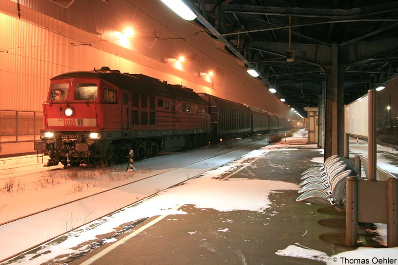 232 189, eine Lok noch mit ursprnglichen Dachlftern, wartet am Abend des 26.01.07 am Auenbahnsteig des Chemnitzer Hbf mit dem bergabegterzug nach Zwickau auf die Ausfahrt. Dem Bild sieht man den strmischen Wind und das Schneetreiben gar nicht an.
