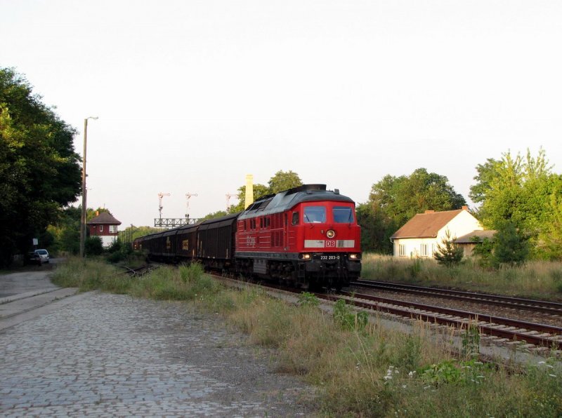 232 203 mit Gterzug in Mncheberg (22.07.2006)