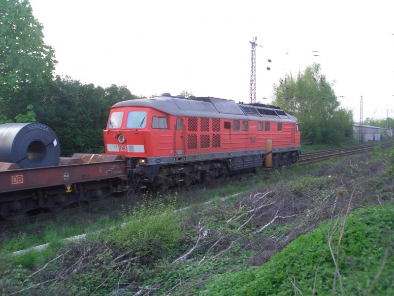 232 207-1 mit ihrer schweren last auf den weg von Bochum richtung Wanne-Eickel. Aufgenommen am 18.4.2005.