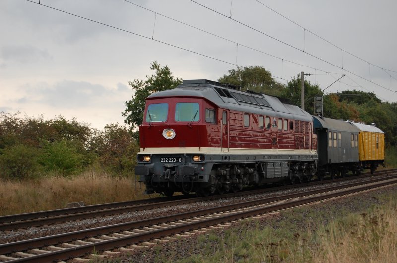 232 223-8 am 14.09.2009 mit kurzem Bauzug kurz vor �berquerung des Mittellandkanals bei Peine